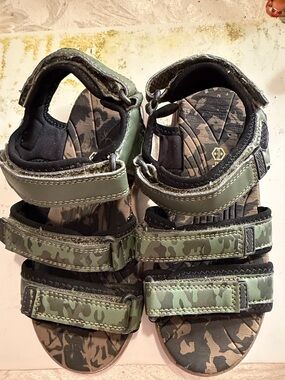 Kids Khombu Camouflage Green Adjustable Strap Sandals